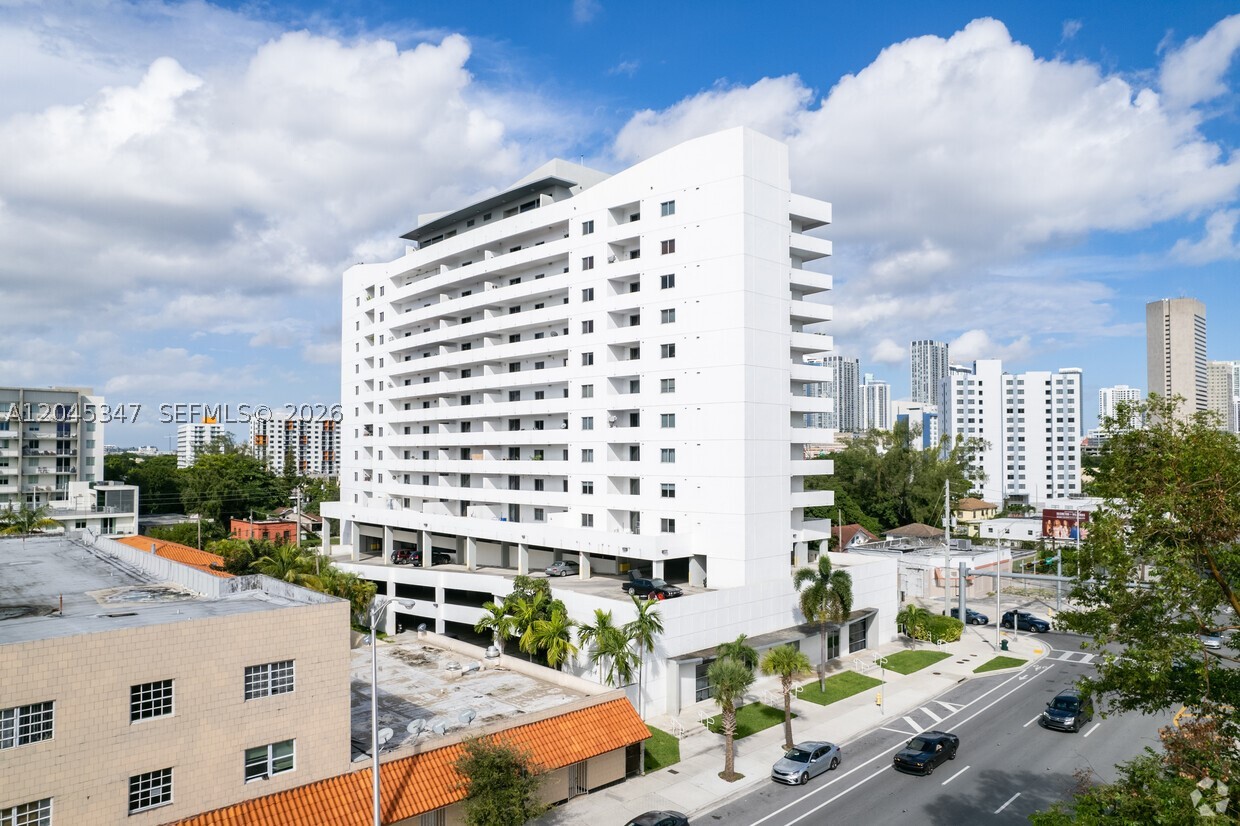 Spacious & Modern 2-Bed, 2-Bath, offering 984 SF of comfortable living space in the desirable Havana Loft. The functional split-bedroom floor plan features a private balcony, in-unit washer and dryer, and one assigned garage parking space.
Residents enjoy access to excellent amenities, including a resort-style swimming pool, fitness center, and the security of a boutique-style building in a convenient location close to shopping, dining, major highways, and downtown Miami.
