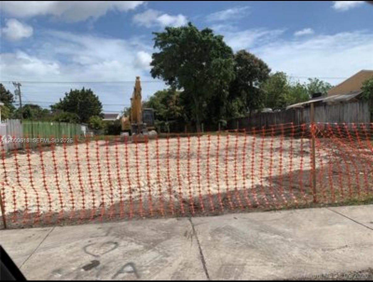 HUGE LOT 2 BLOCKS FROM LEJEUNE ROAD, 2 BLOCKS FROM 8TH STREET. 8,760 SQ FT. GREAT TO BUILD YOUR DREAM HOME. BLOCKS FROM CORAL GABLES. HURRY, IT WILL NOT LAST. CLOSE TO AIRPORT, MAJOR HIGHWAYS.