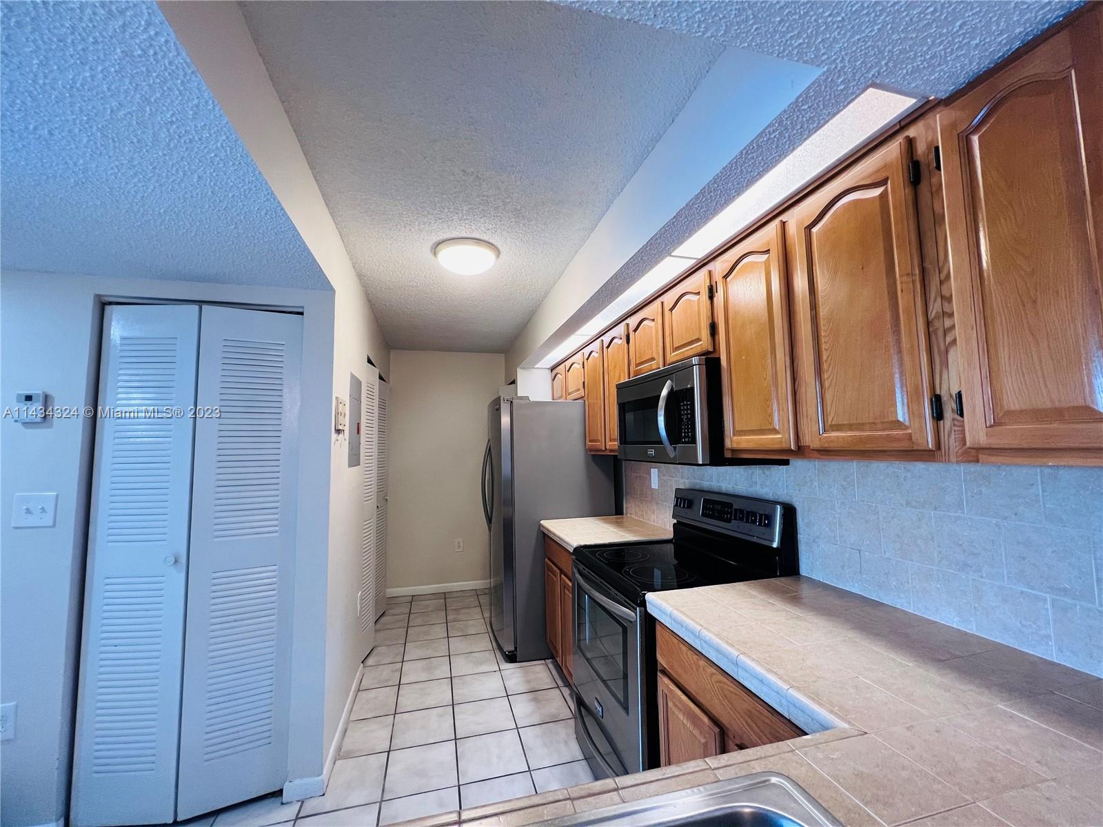 LE CLUB AT OLD CUTLER CON - Residential Lease