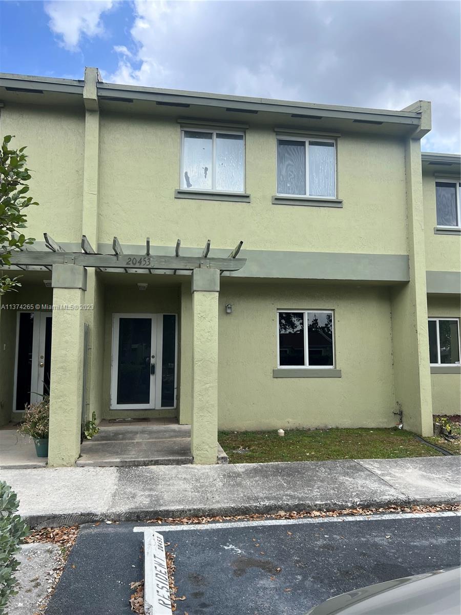 COUNTRY CLUB VILLAS TH CO - Residential