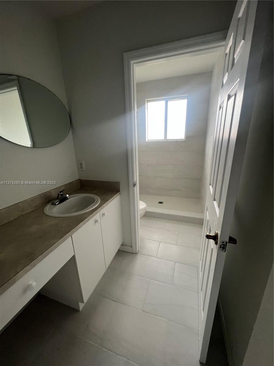 COUNTRY CLUB VILLAS TH CO - Residential