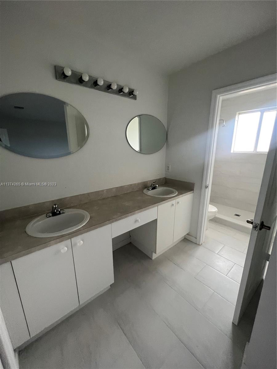 COUNTRY CLUB VILLAS TH CO - Residential