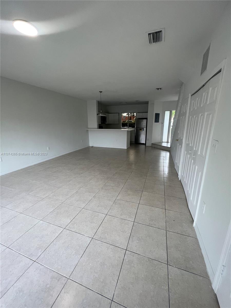 COUNTRY CLUB VILLAS TH CO - Residential