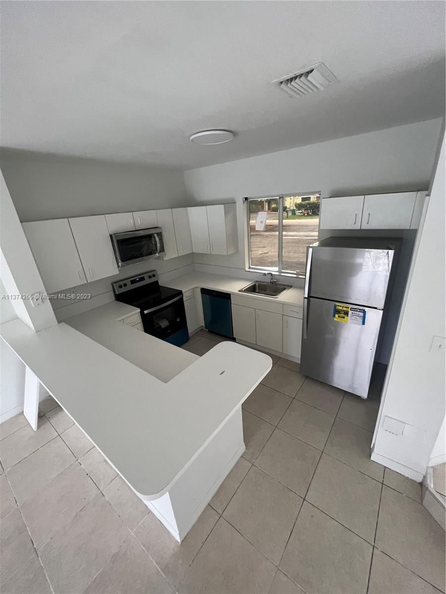 COUNTRY CLUB VILLAS TH CO - Residential