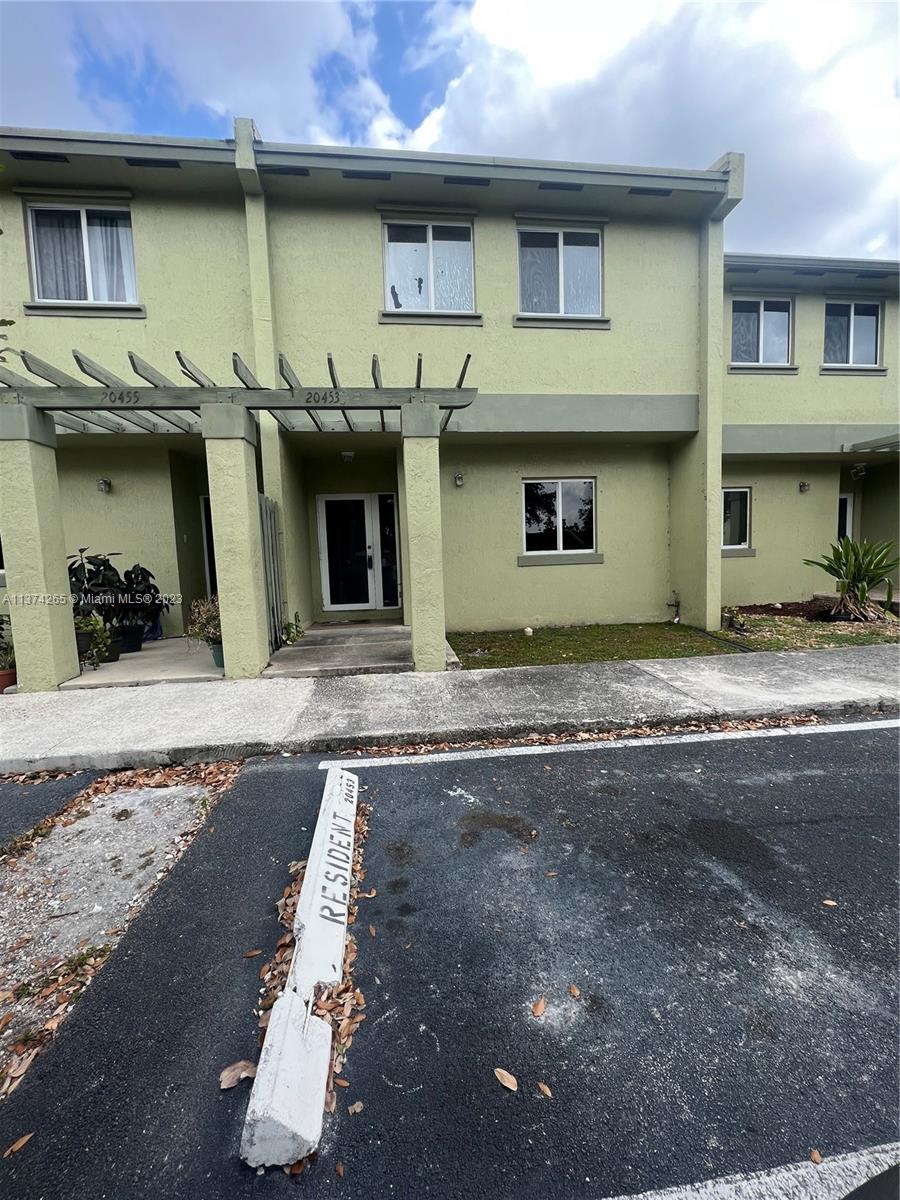 COUNTRY CLUB VILLAS TH CO - Residential