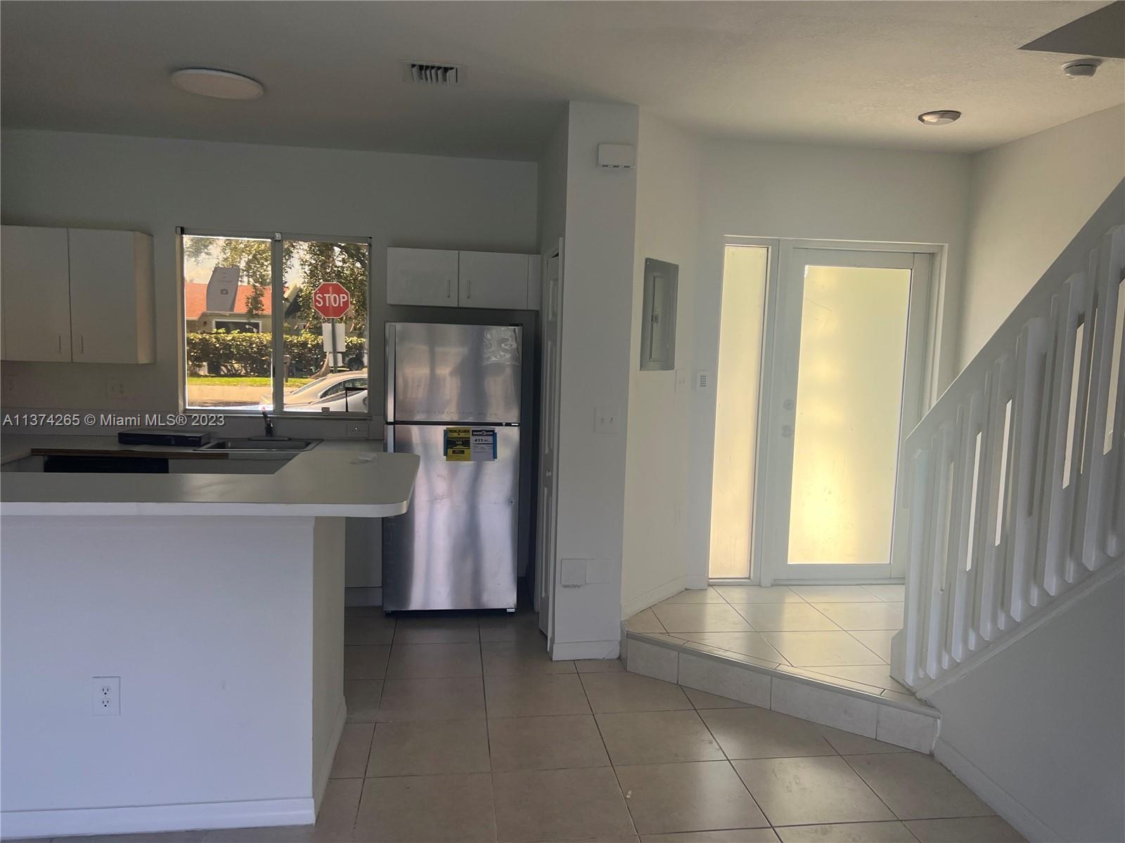 COUNTRY CLUB VILLAS TH CO - Residential