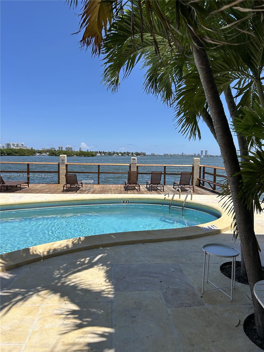 BEAUTIFUL VIEW ON THE BAY FROM THE POOL TERRACE, no from the unit, ROOF NEW, NEW PAINT, JUST 21 UNITS, OWNER IS REALTOR, 
Unit rent Until January 2027, for $1900, correct price $2100
Need Proof of funds or Approval bank letter.
4 days notice before showing, to ask to the tenant