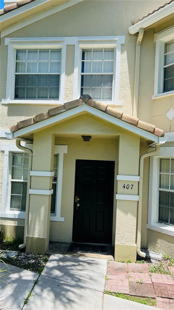 Beautifull 3 bedroom, 2 bathroom, in a gated Community. 2 car garage, corner unit with lots of natural light. Clubhouse, pool & gym. Washer & Dryer inside unit, all ages are welcome. A 625 minimum credit score is required per the Association. Schedule your showing today.