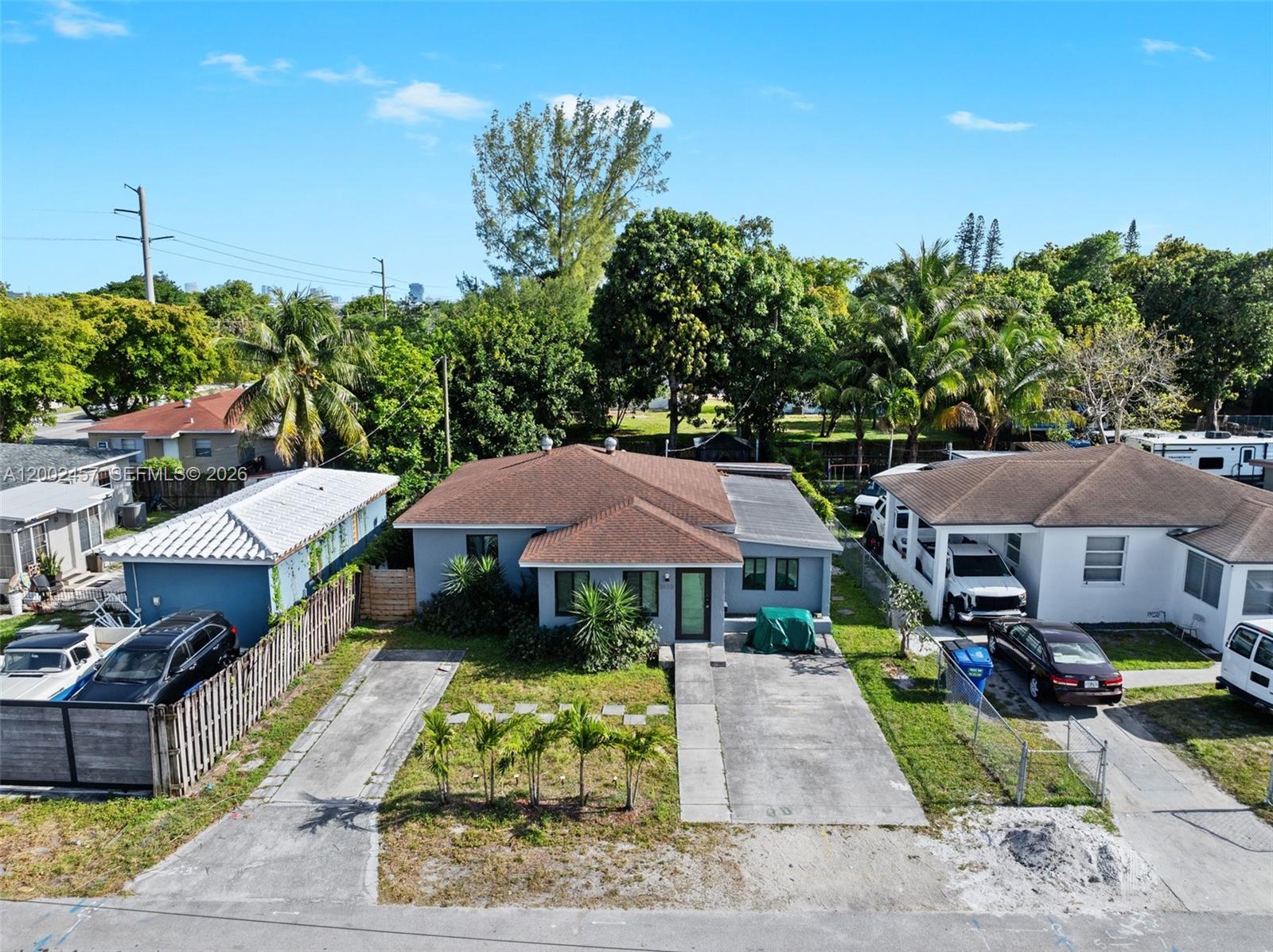 HOLLYWOOD LITTLE RANCHES - Residential
