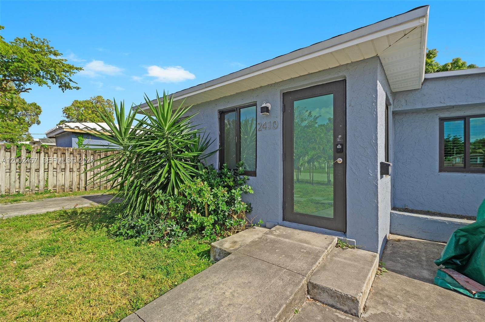 HOLLYWOOD LITTLE RANCHES - Residential