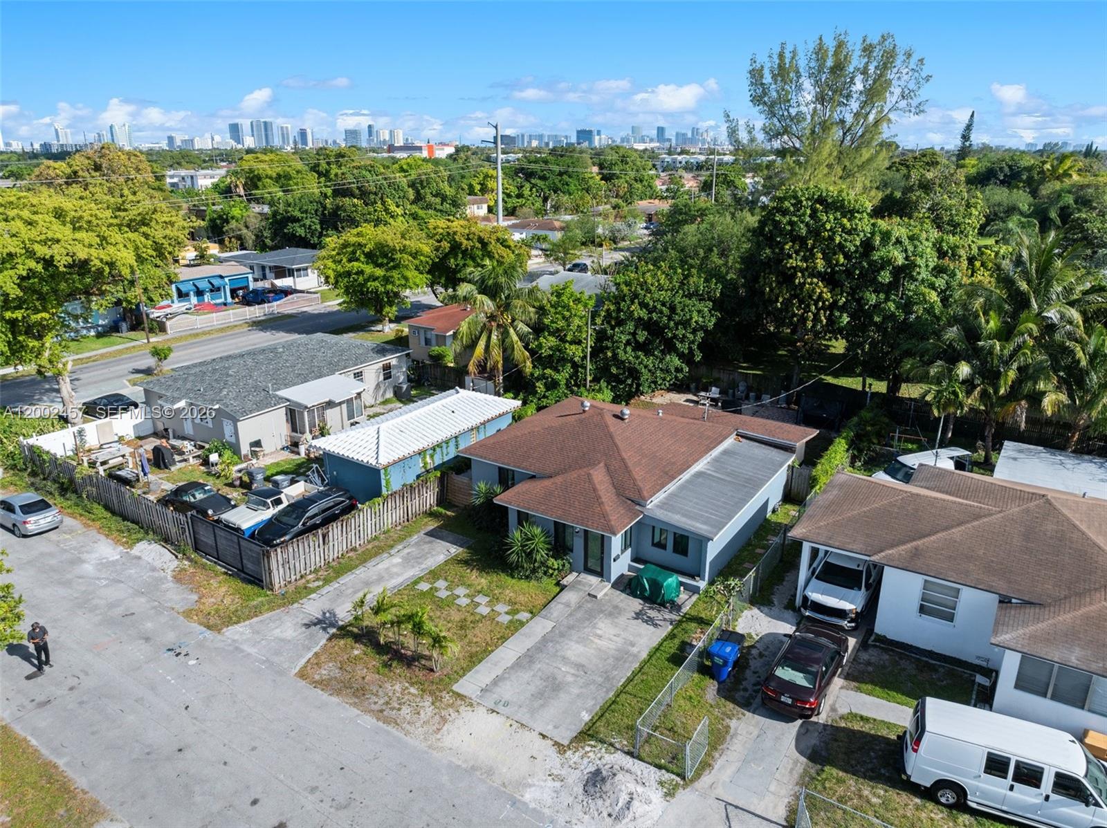 HOLLYWOOD LITTLE RANCHES - Residential