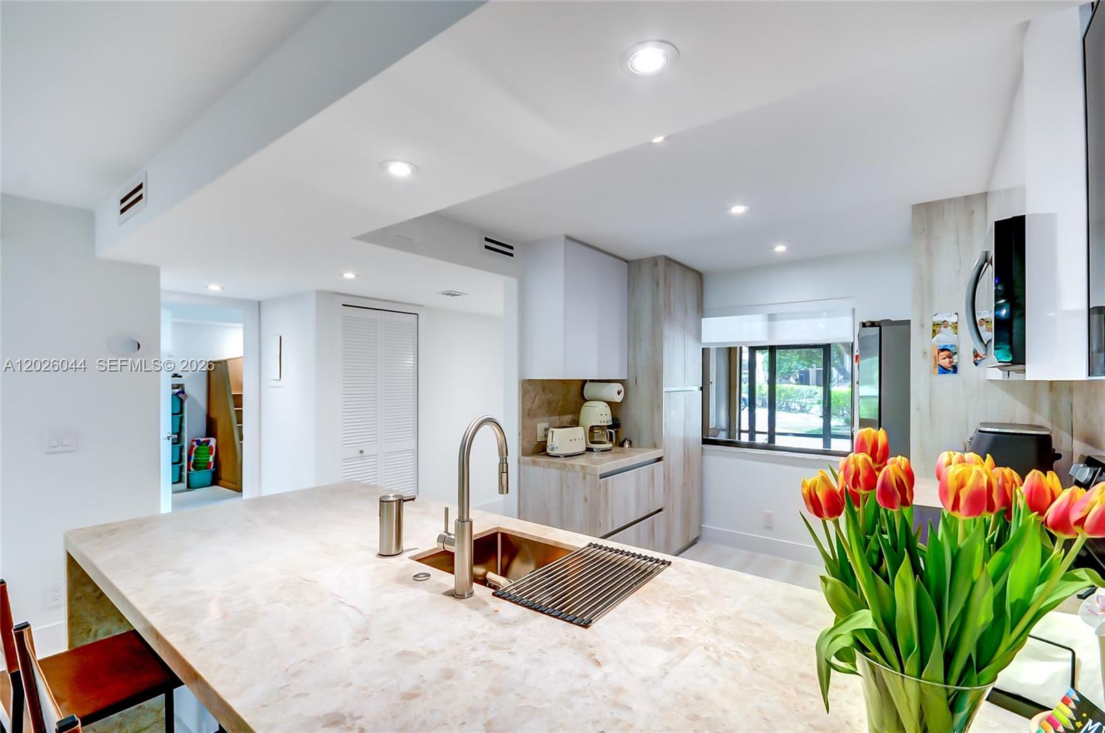 RACQUET CLUB APTS AT BONA - Residential