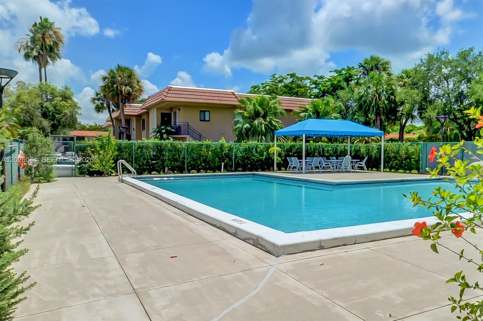 RACQUET CLUB APTS AT BONA - Residential