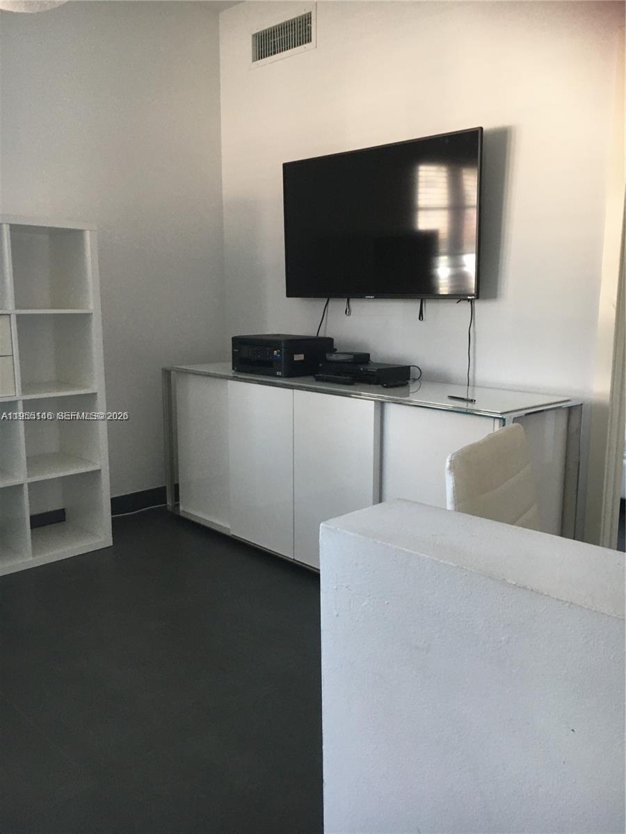 THE EVELYN CONDO - Residential Lease