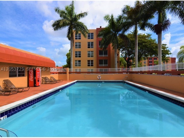 International Club welcomes you! We offer property amenities and features that everyone will enjoy. Quietly situated minutes from the Palmetto Expressway, our community strikes the ideal balance between pleasure and convenience