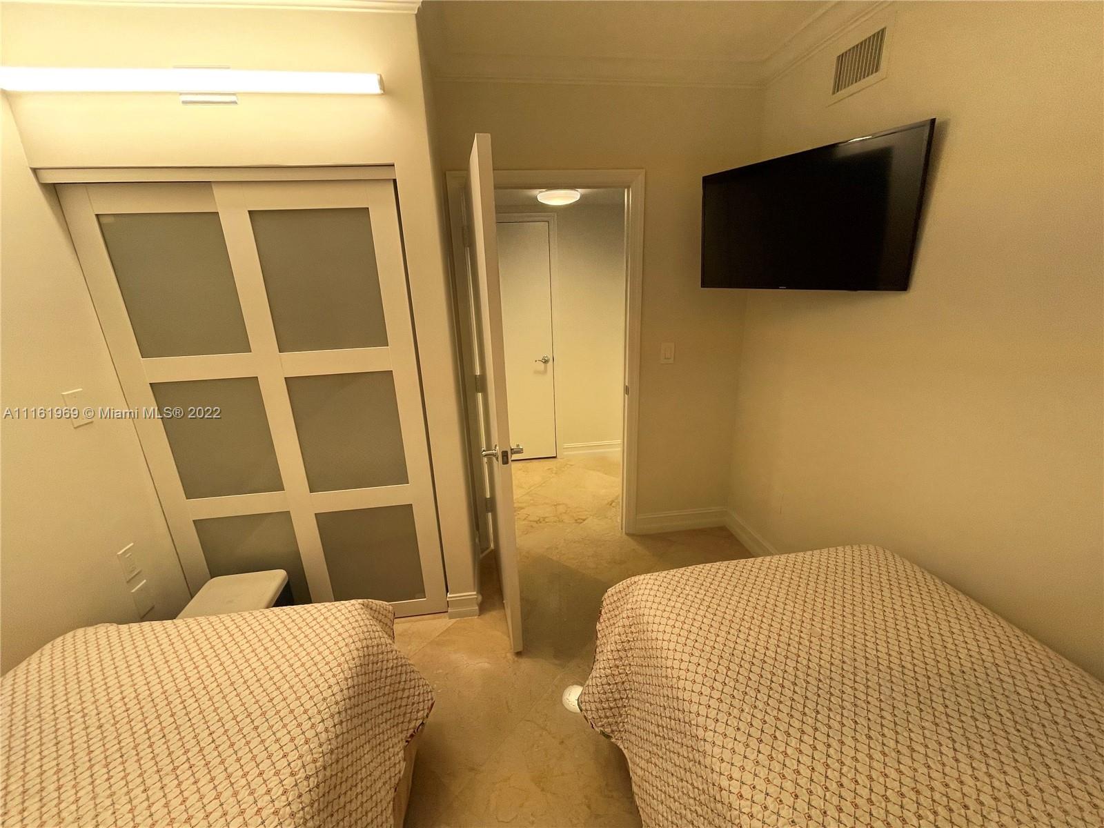 LA PERLA CONDO - Residential Lease