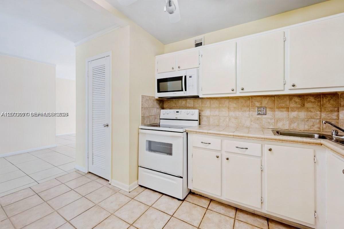 MANOR GROVE VILLAGE 1 CON - Residential