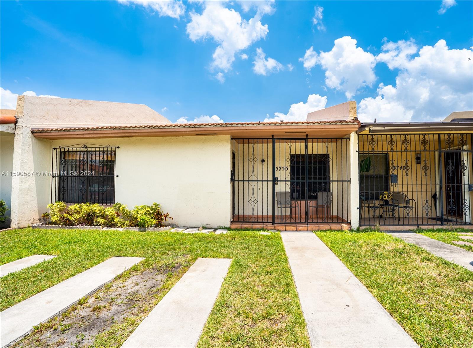 Welcome Home To This Beautiful, Renovated 3 Bed / 2 Bath Villa With Large Gated Patio. 
New Appliances, Tiled and Laminate Floor. Includes Washer and Dryer. Great Location !! Must See. No HOA Approval.