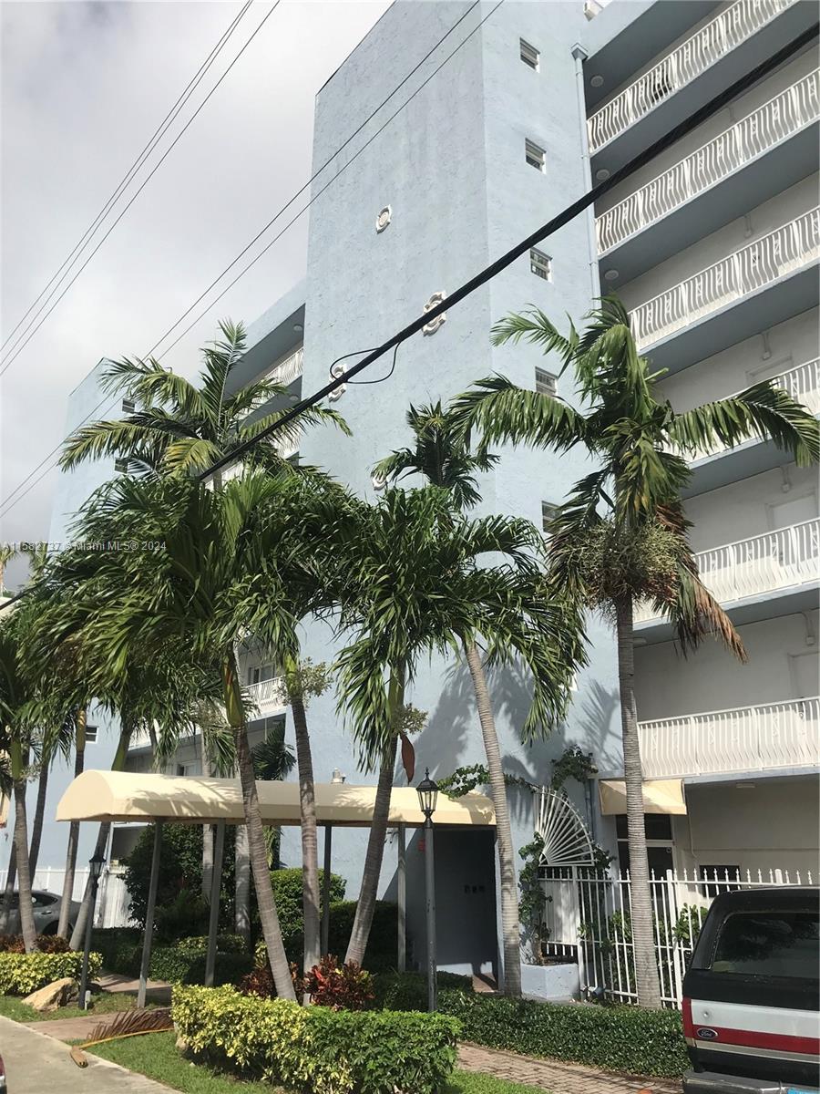 Bright and spacious 1 Bed/1.5 Bath with large walk-in closet, 2 assigned parking spaces and washer&dryer in boutique building. Live in the heart of Miami's Edgewater near Brickell, Downtown, Wynwood and the Design District; walking distance to Margaret Pace Park, restaurants, Publix, and shopping. Perfect for anyone working from home. Unit includes large private balcony; building amenities include a gym, pool, rooftop deck, laundry facility, and communal BBQ grill.