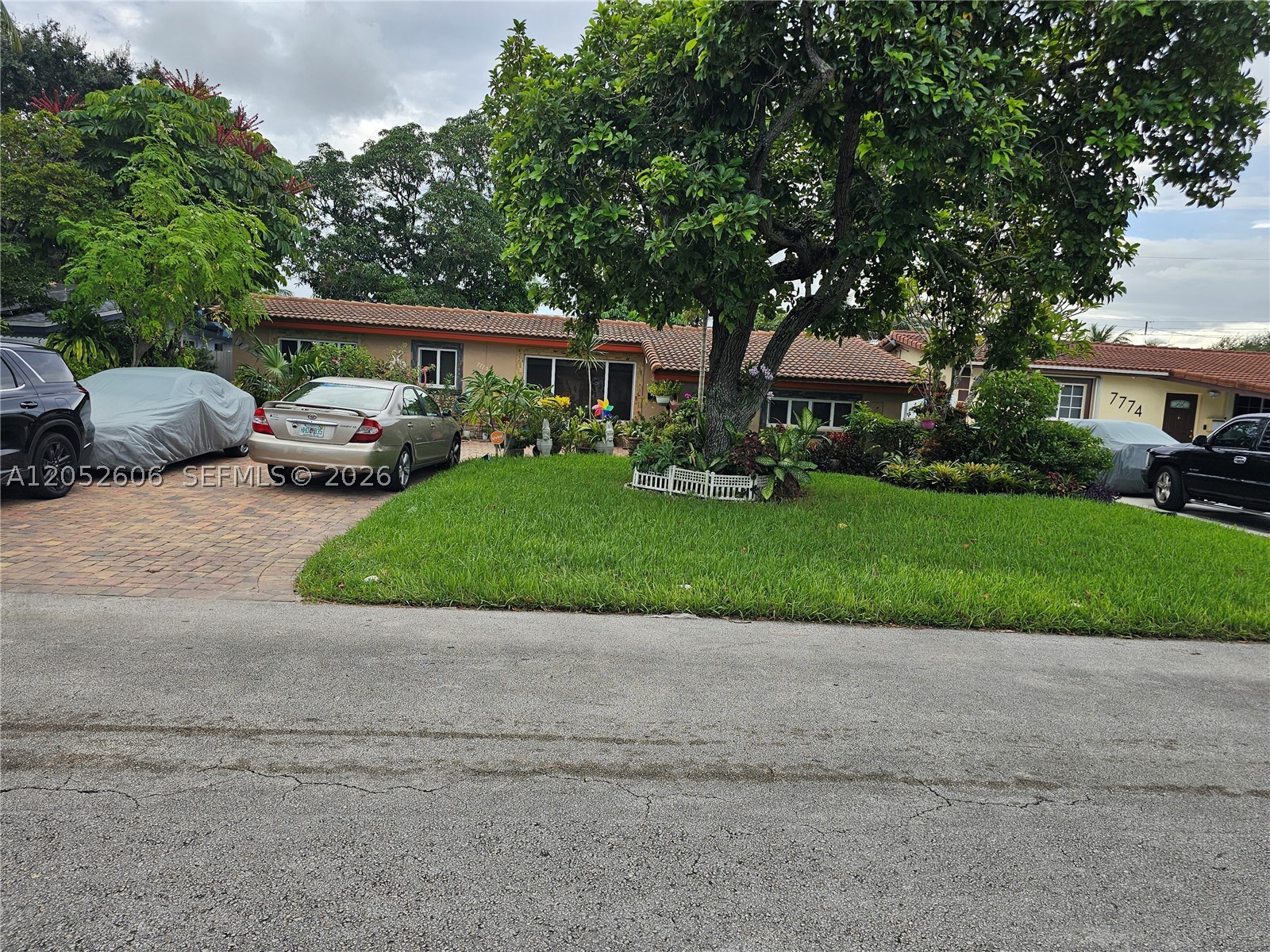 Beautiful and immaculate 1/1 in Miramar for rent. Fully furnished and ready to move in. This is a 1/1 in a shared
home that includes private entrance (no interactions with landlord). Landlord prefers 1 person. Rent includes light,
water and cable (not internet). no washer/dryer facility provided. Close to Turnpike, University Drive and walking
distance of shopping, dining and schools. Screening fee is $85 for credit, rental and background reports. Agents
may also provide screening reports dated within 90 days. No evictions or criminal records acceptable. Landlord
requesting first month's rent and 2 months security with acceptable reports.