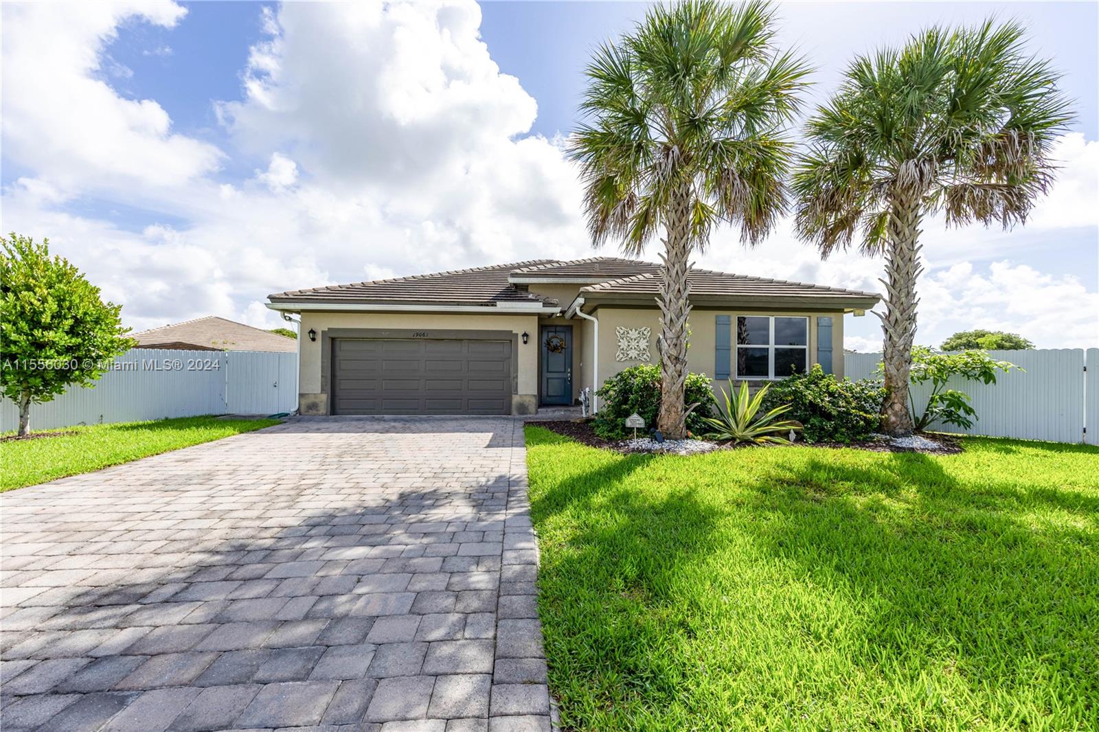 Beautiful house in culd sac, no hoa, no cdd tax, in the Redlands area.the  main house has 3 bedrooms and 2 full bathrooms plus 1 bedroom full bath apartment. Boat Space, RVS, with 18,137 Total Lot.
the seller will be contribute $10,000 for closing cost .