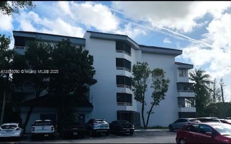 Spacious 2/2 condo for rent with beautiful lake views. Centric location with access to public transportation, close to great schools, shopping, Walmart super center, gyms, restaurants, places of worship and more. Unit has washer and dryer inside and community has many amenities for the use of its residents. Easy to show!