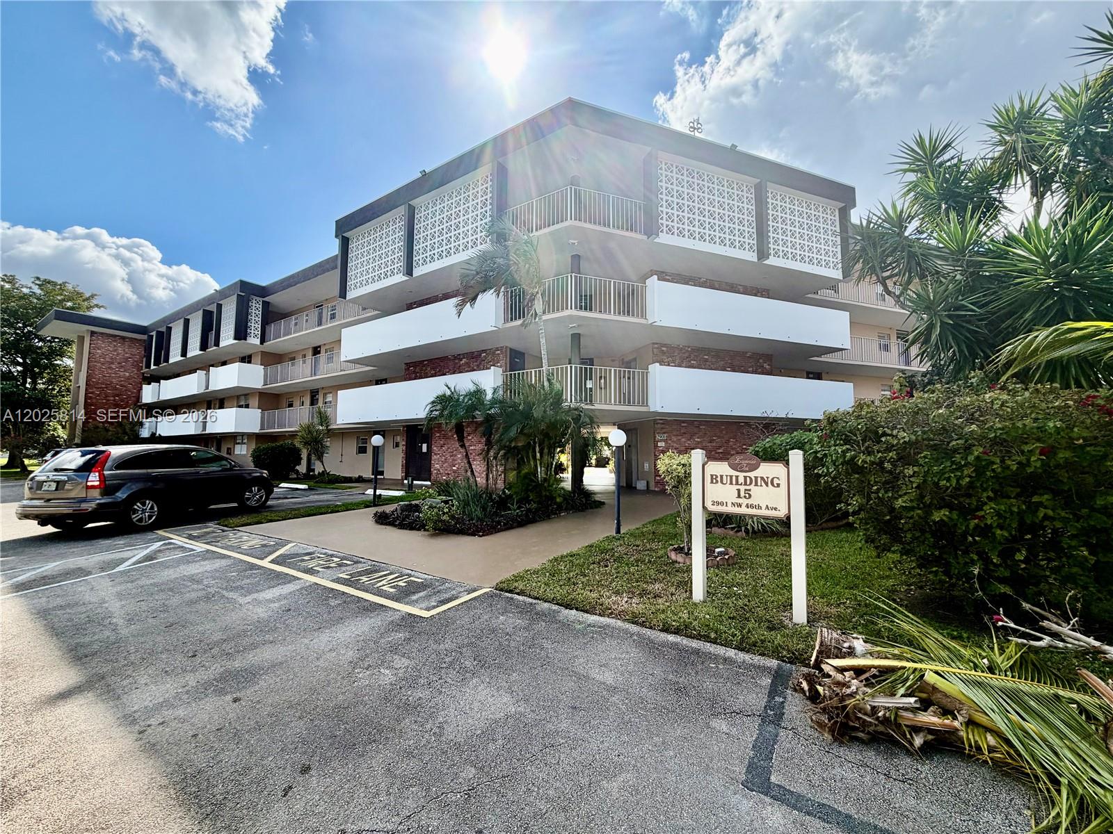 Cozy 1 bed 1.5 bath unit on the 3rd floor overlooking BBQ area. Tile throughout. Building has elevator & laundry facility. The community of Lauderdale Oaks has great amenities. Close to everything, shipping, dinning & much more.