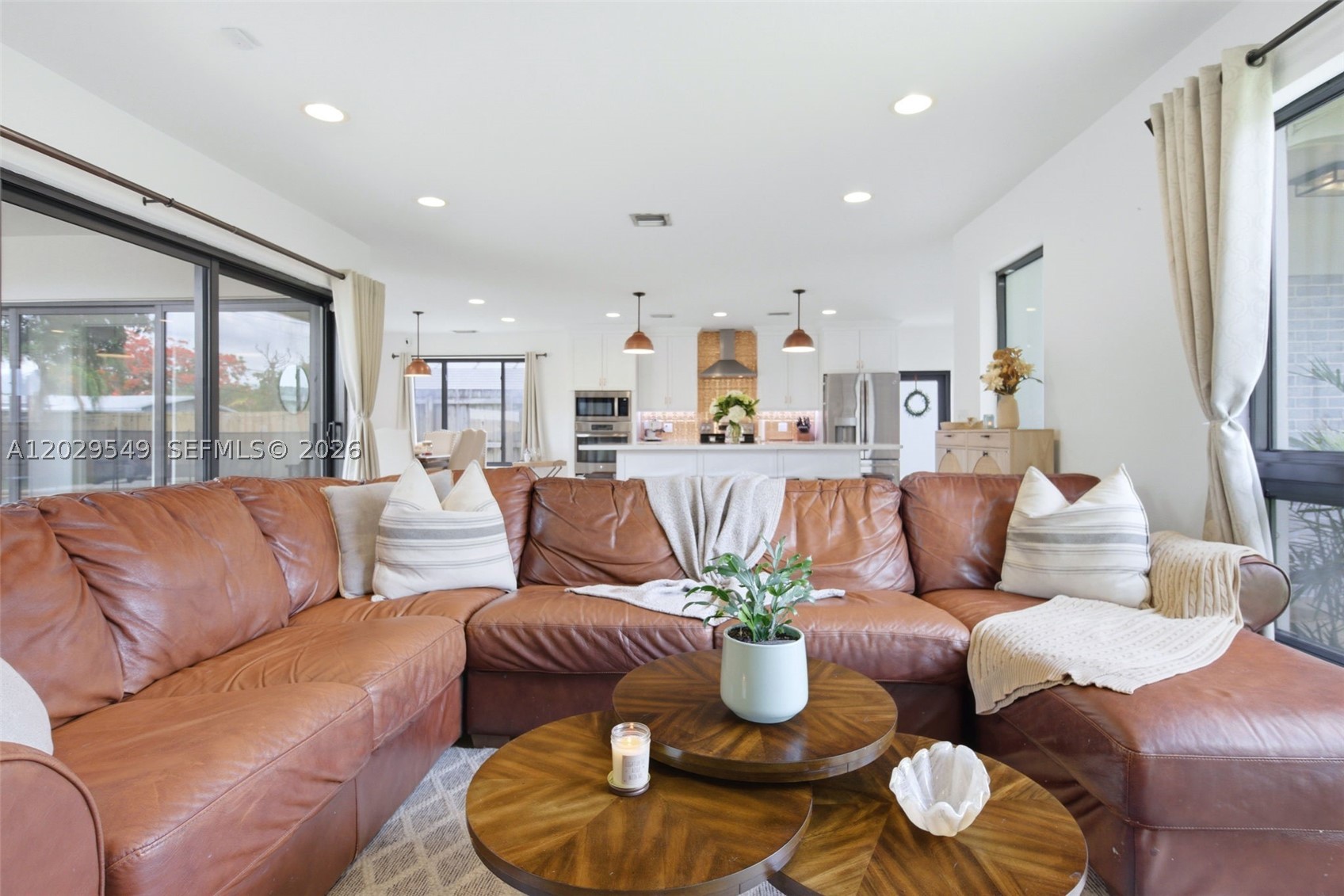 HOLLYWOOD HILLS - Residential