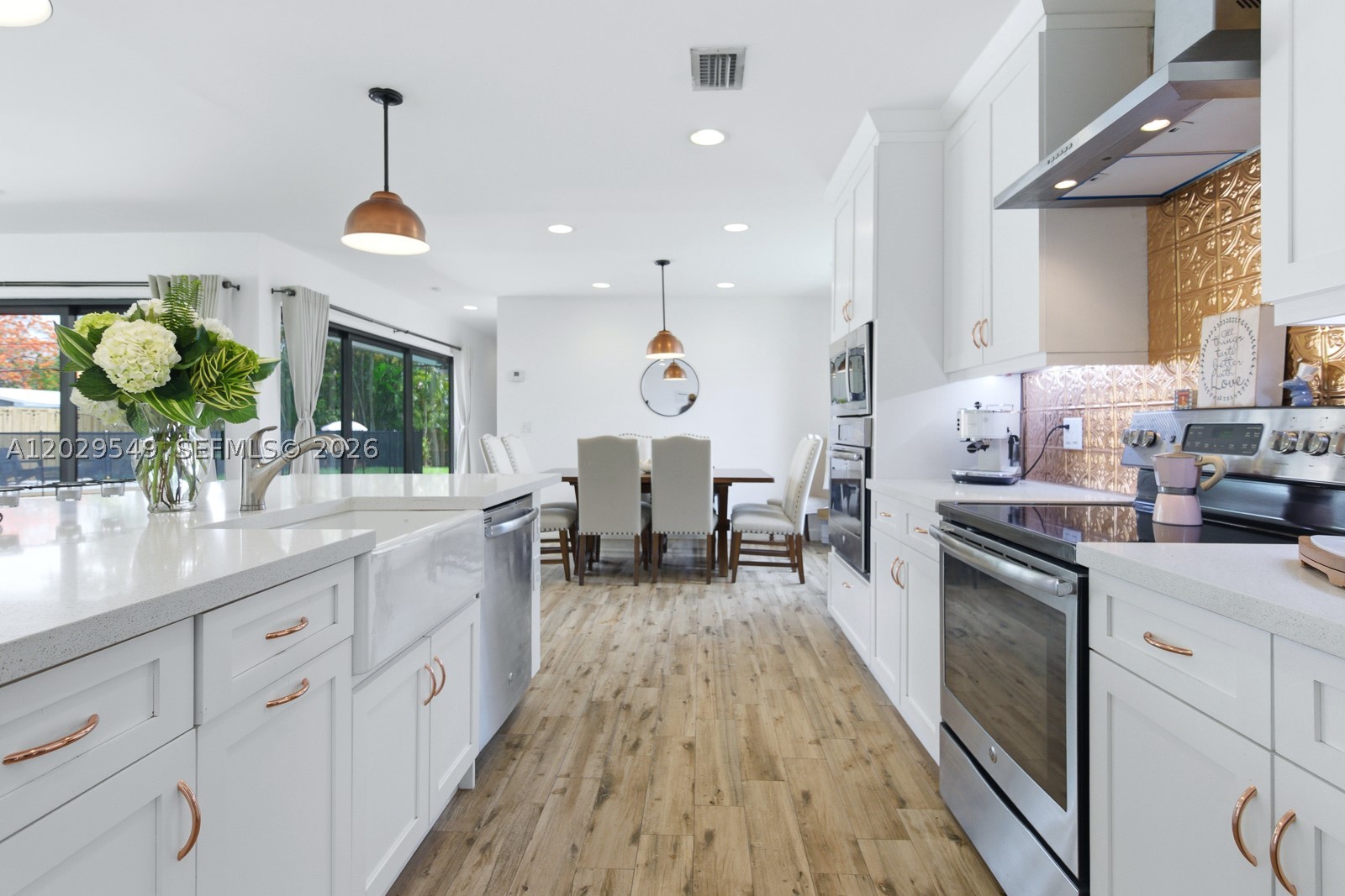 HOLLYWOOD HILLS - Residential