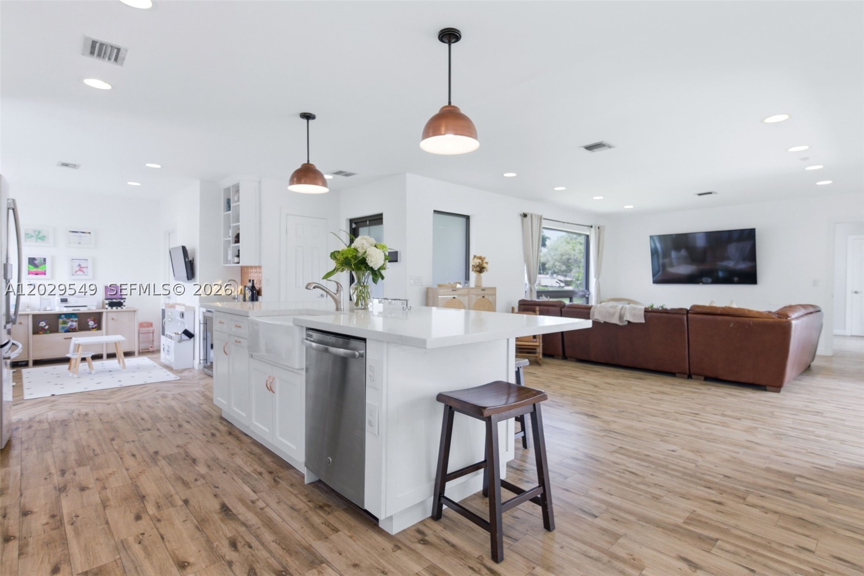 HOLLYWOOD HILLS - Residential