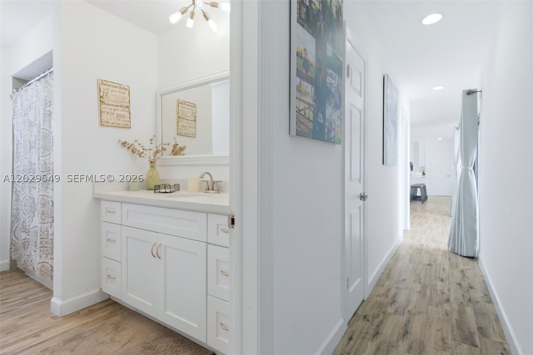 HOLLYWOOD HILLS - Residential