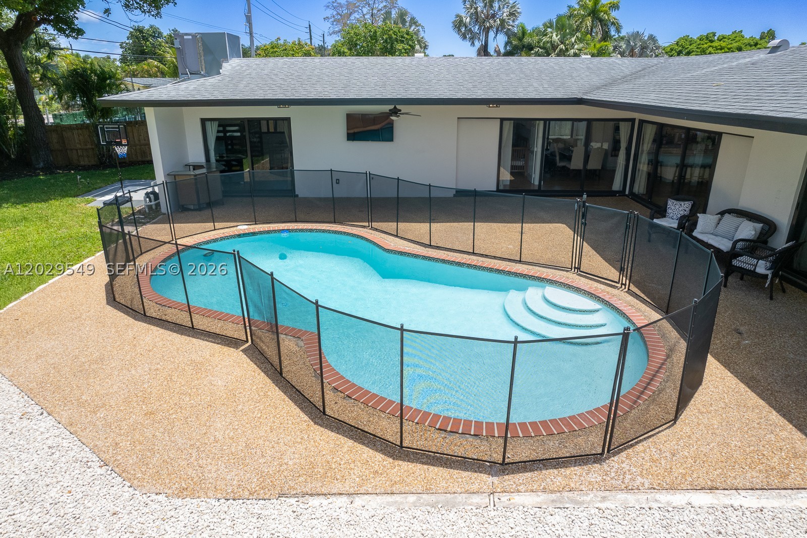 HOLLYWOOD HILLS - Residential