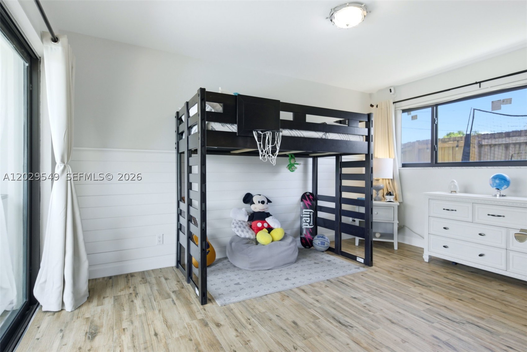 HOLLYWOOD HILLS - Residential