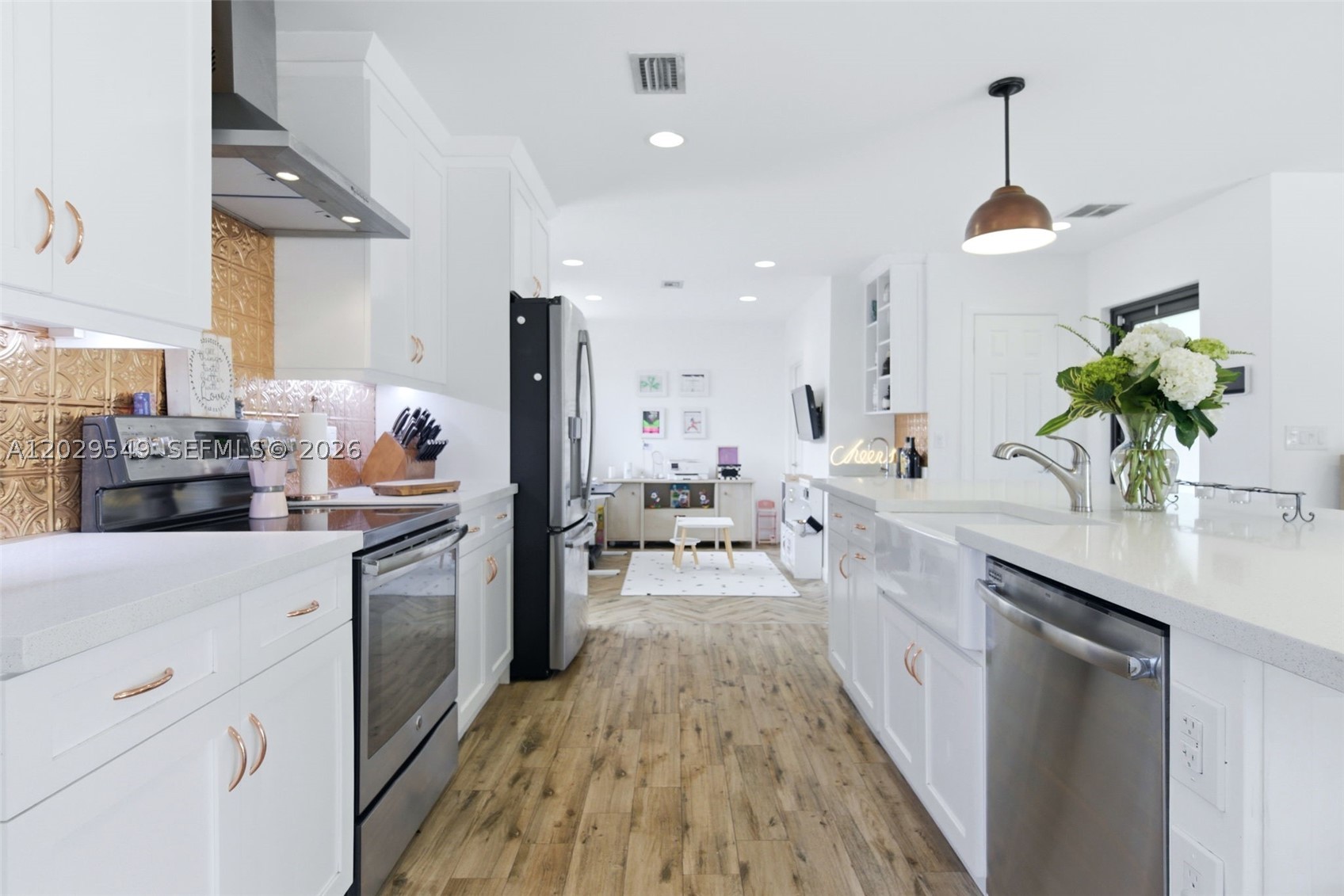 HOLLYWOOD HILLS - Residential