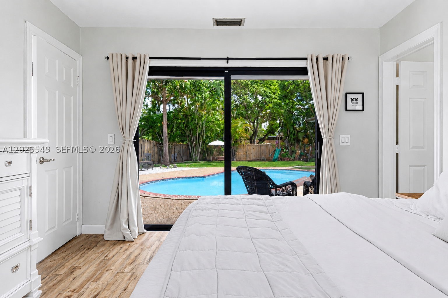 HOLLYWOOD HILLS - Residential