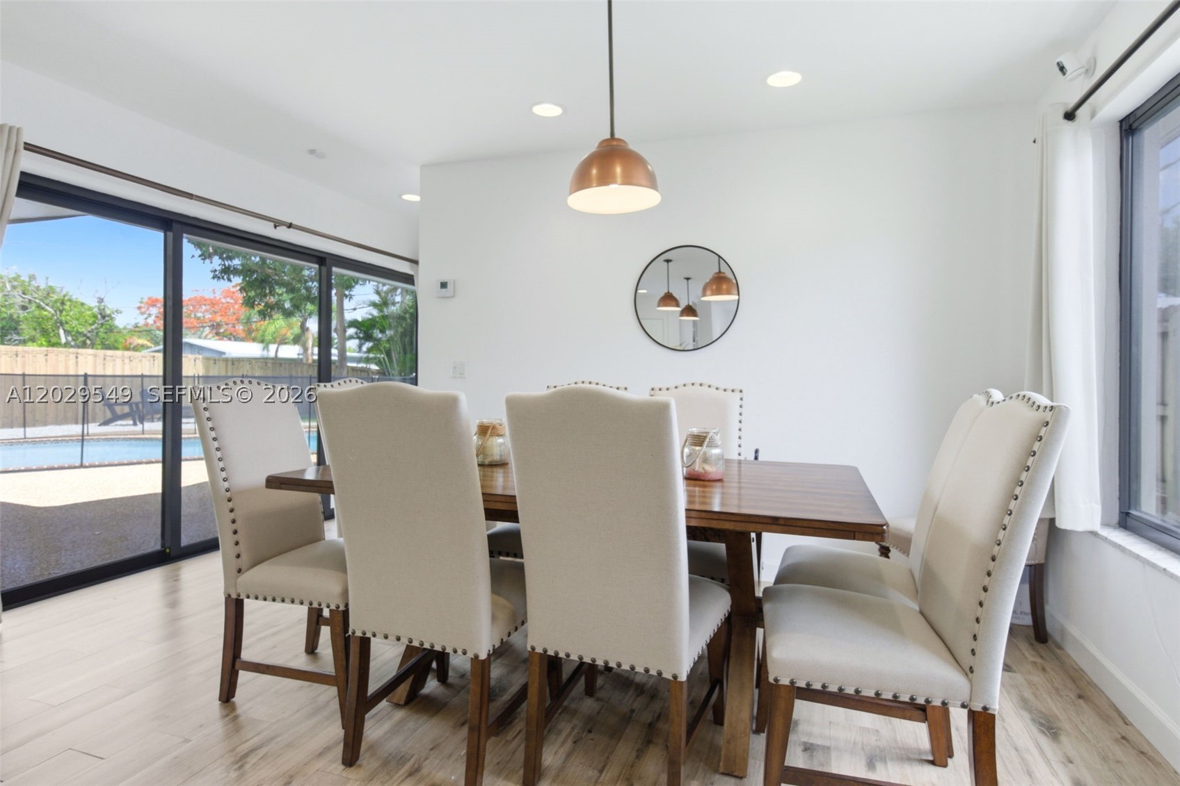HOLLYWOOD HILLS - Residential