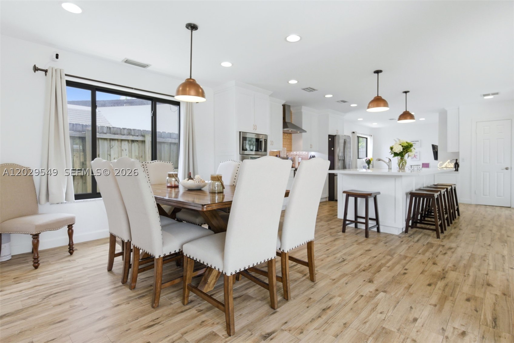 HOLLYWOOD HILLS - Residential