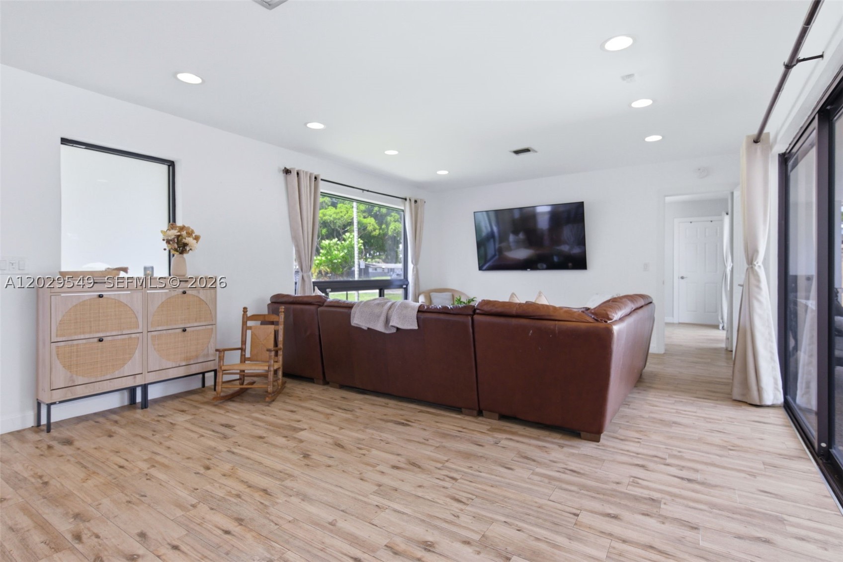 HOLLYWOOD HILLS - Residential