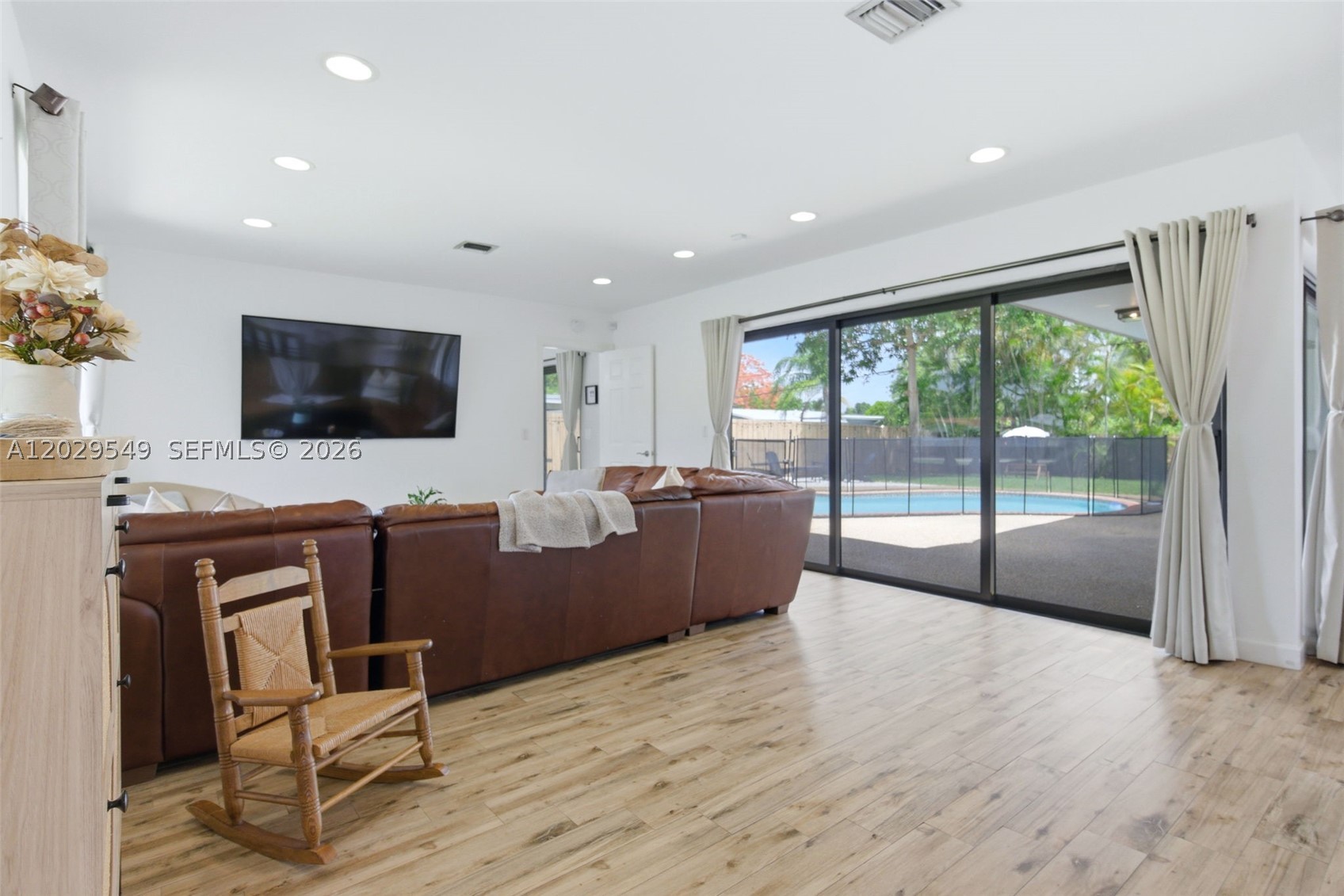 HOLLYWOOD HILLS - Residential