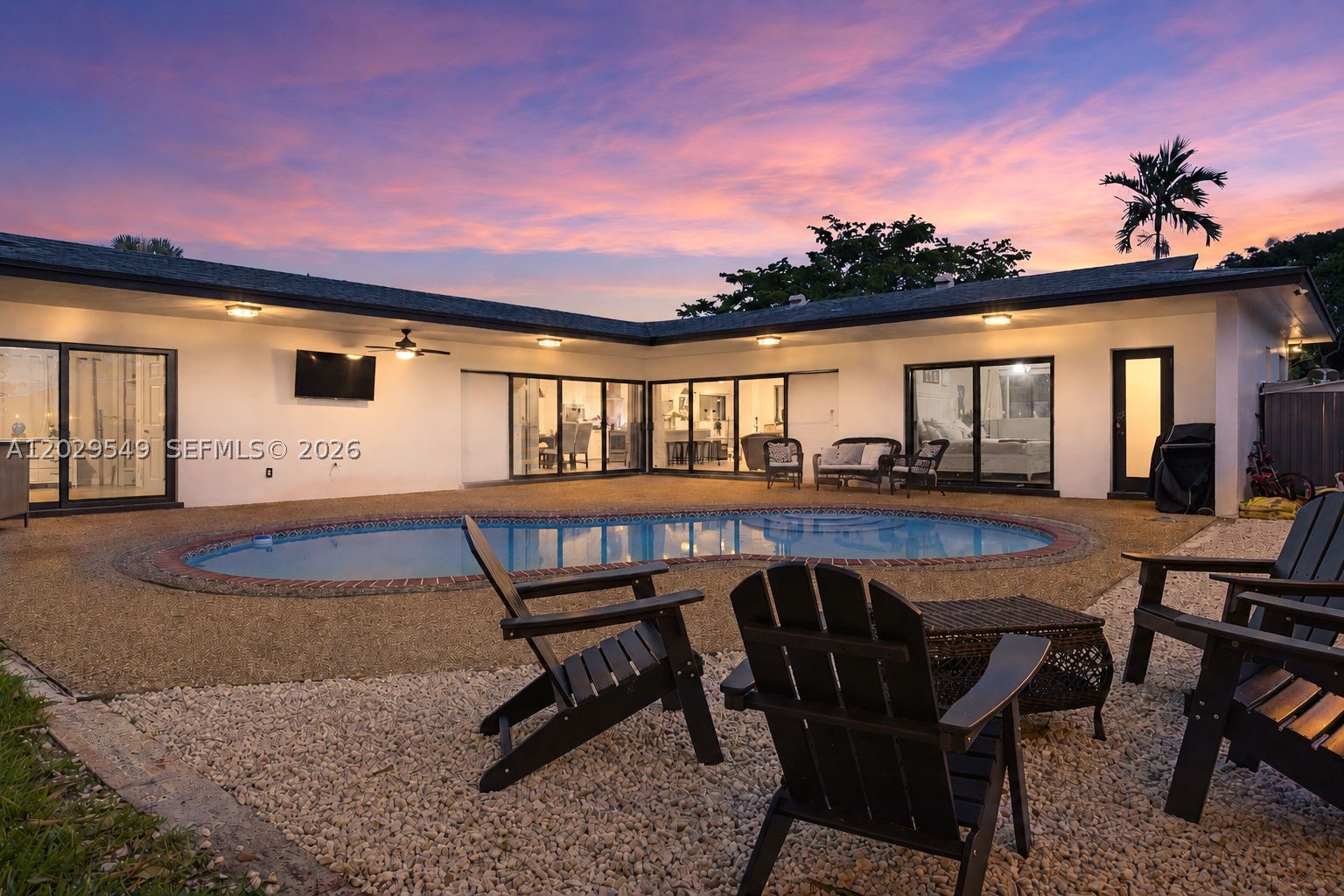 HOLLYWOOD HILLS - Residential