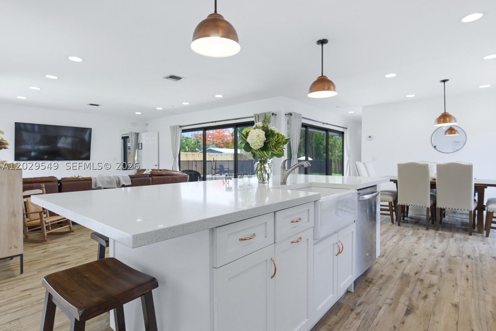 HOLLYWOOD HILLS - Residential