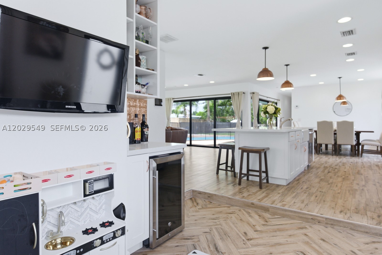 HOLLYWOOD HILLS - Residential
