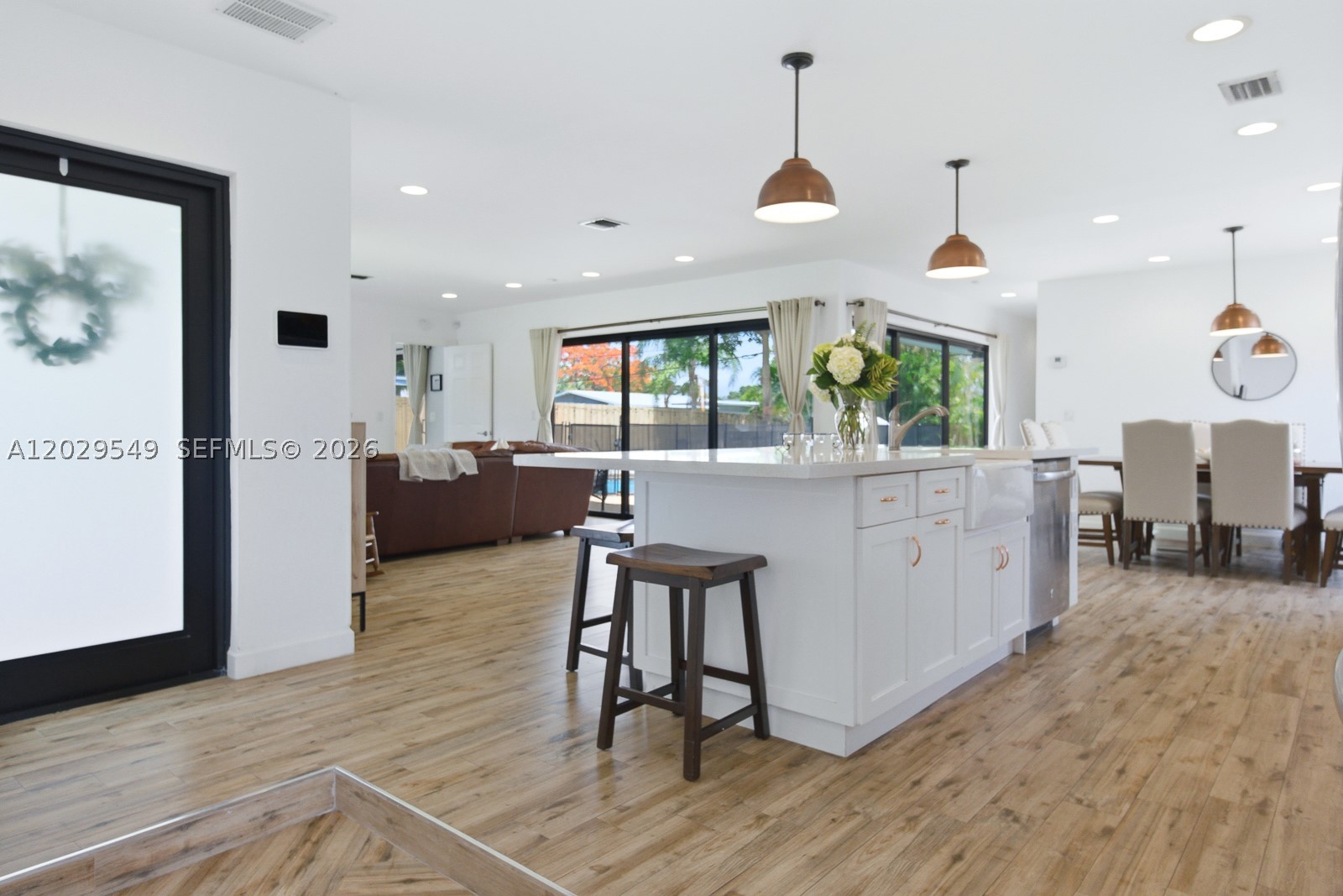 HOLLYWOOD HILLS - Residential
