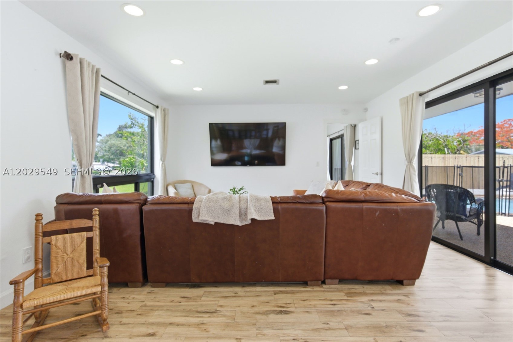 HOLLYWOOD HILLS - Residential