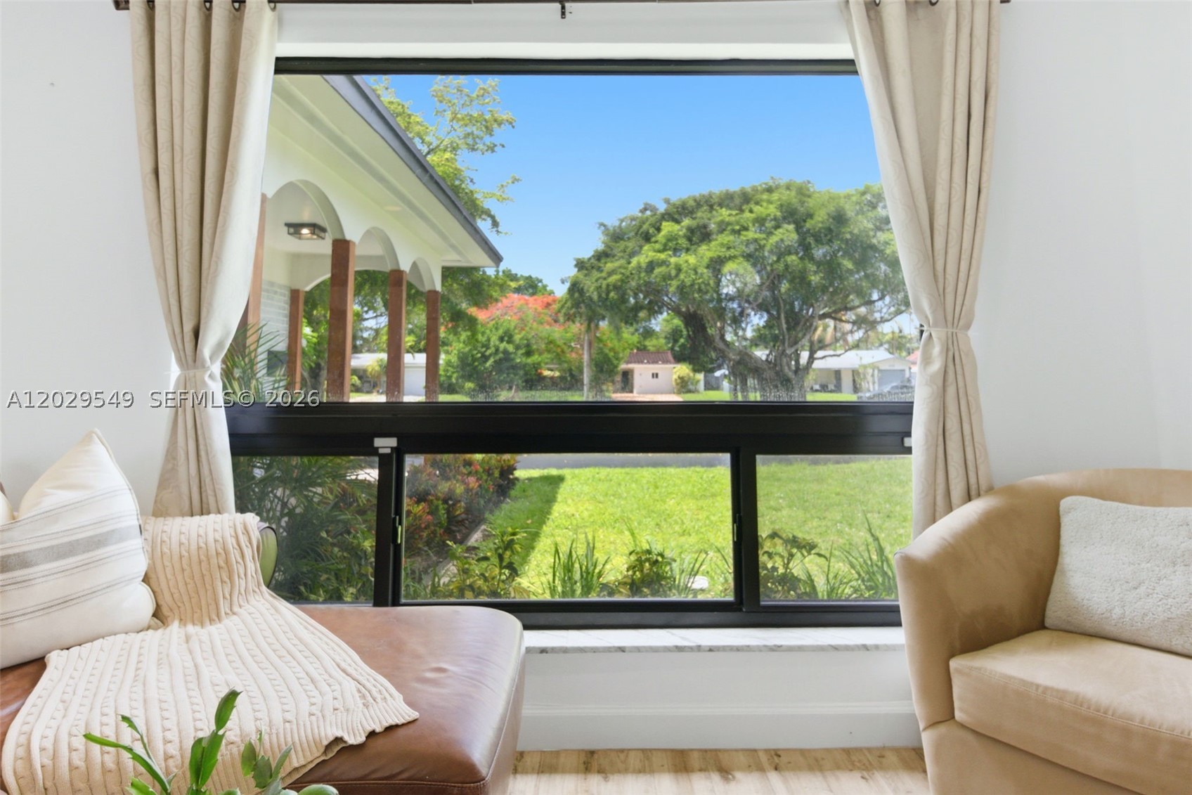 HOLLYWOOD HILLS - Residential