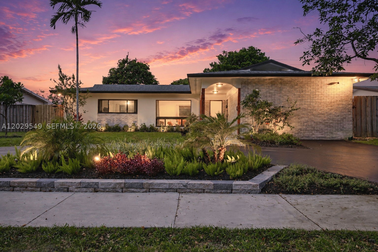 HOLLYWOOD HILLS - Residential