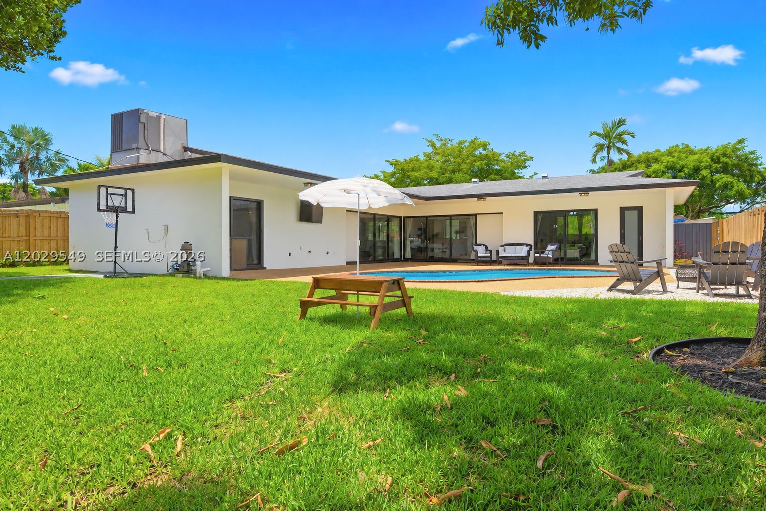 HOLLYWOOD HILLS - Residential