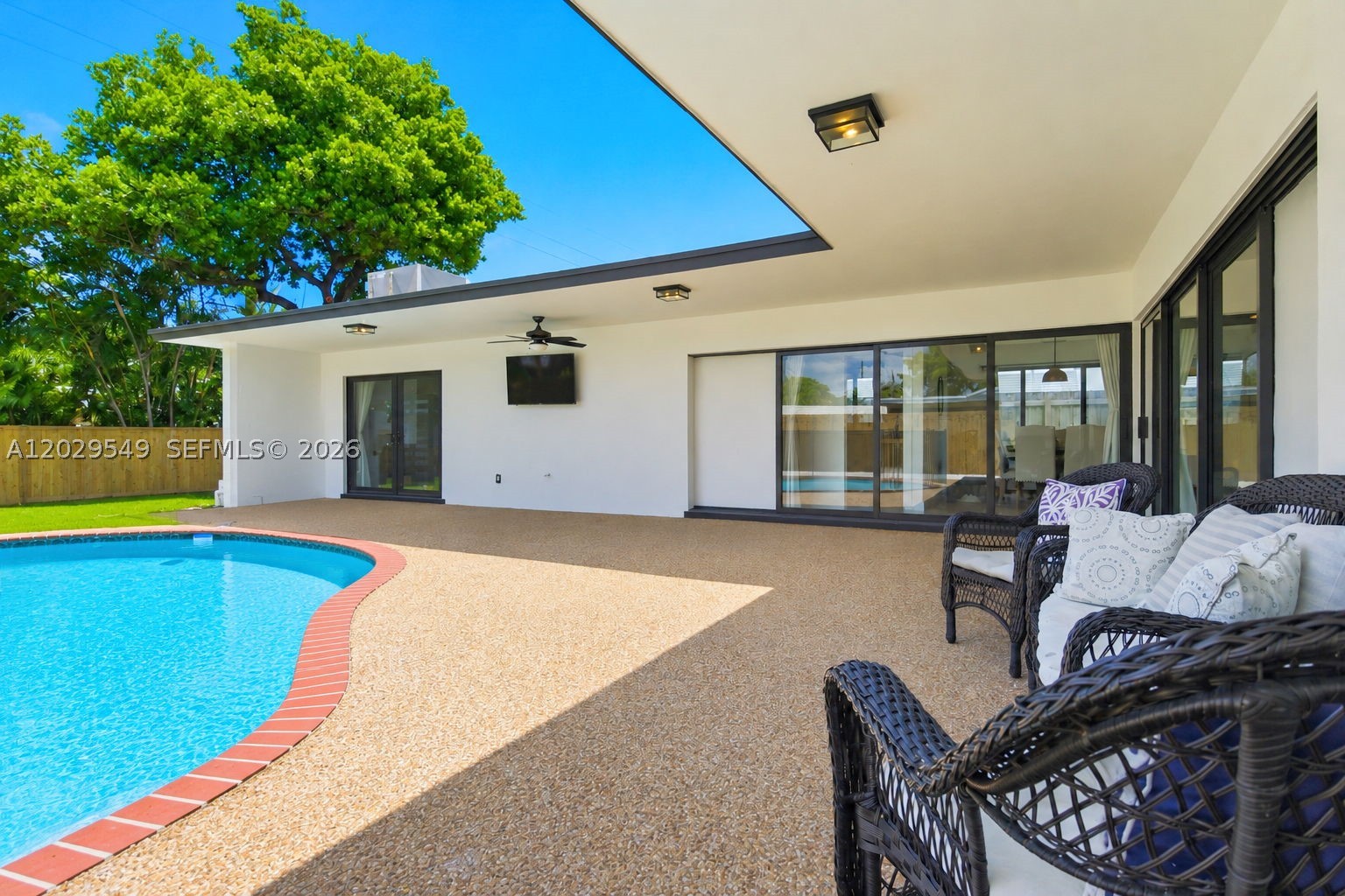 HOLLYWOOD HILLS - Residential