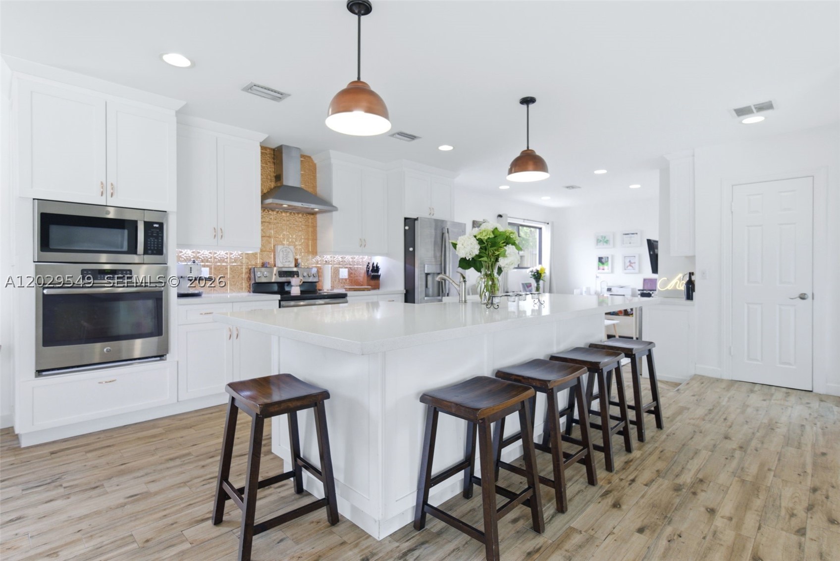 HOLLYWOOD HILLS - Residential