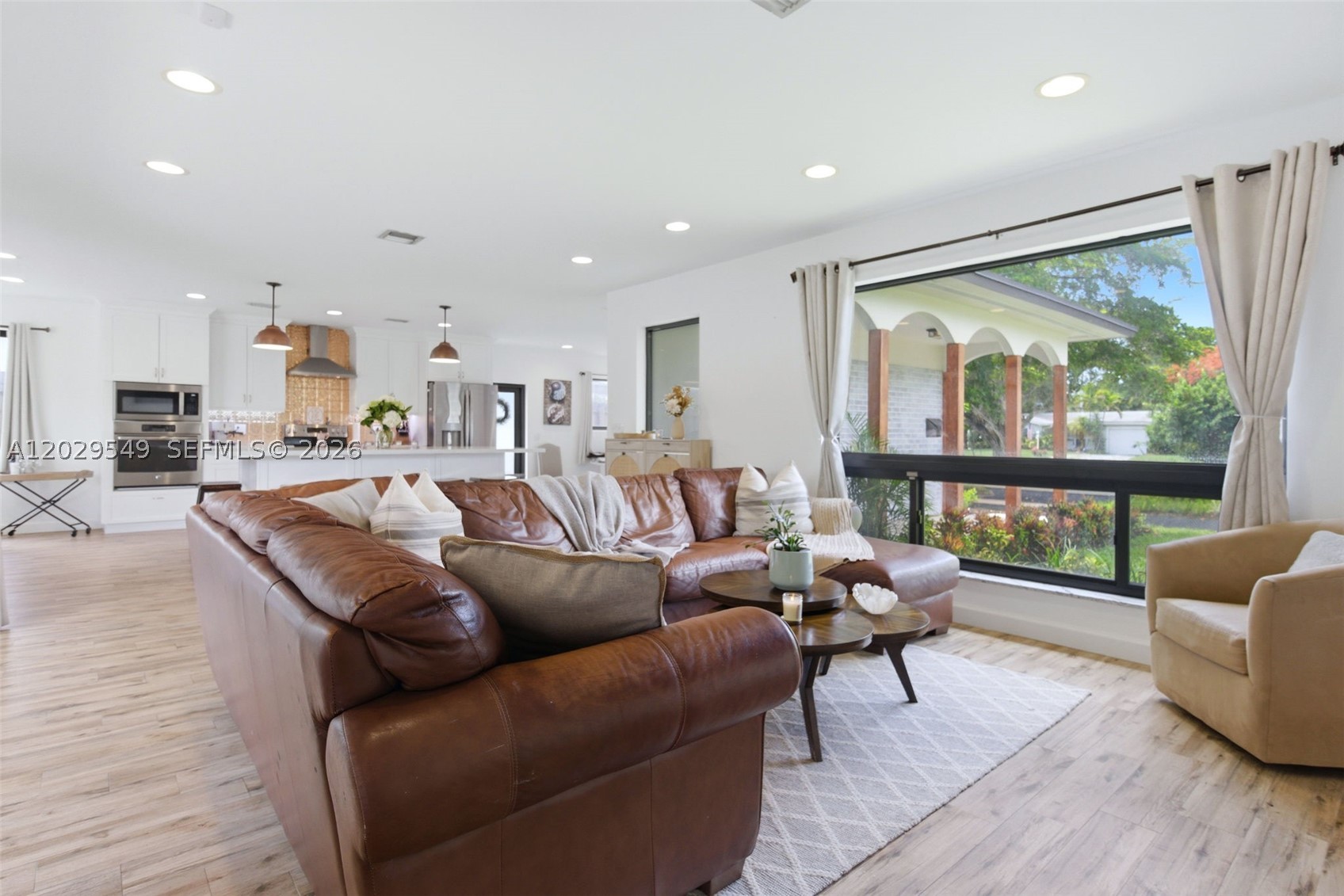 HOLLYWOOD HILLS - Residential